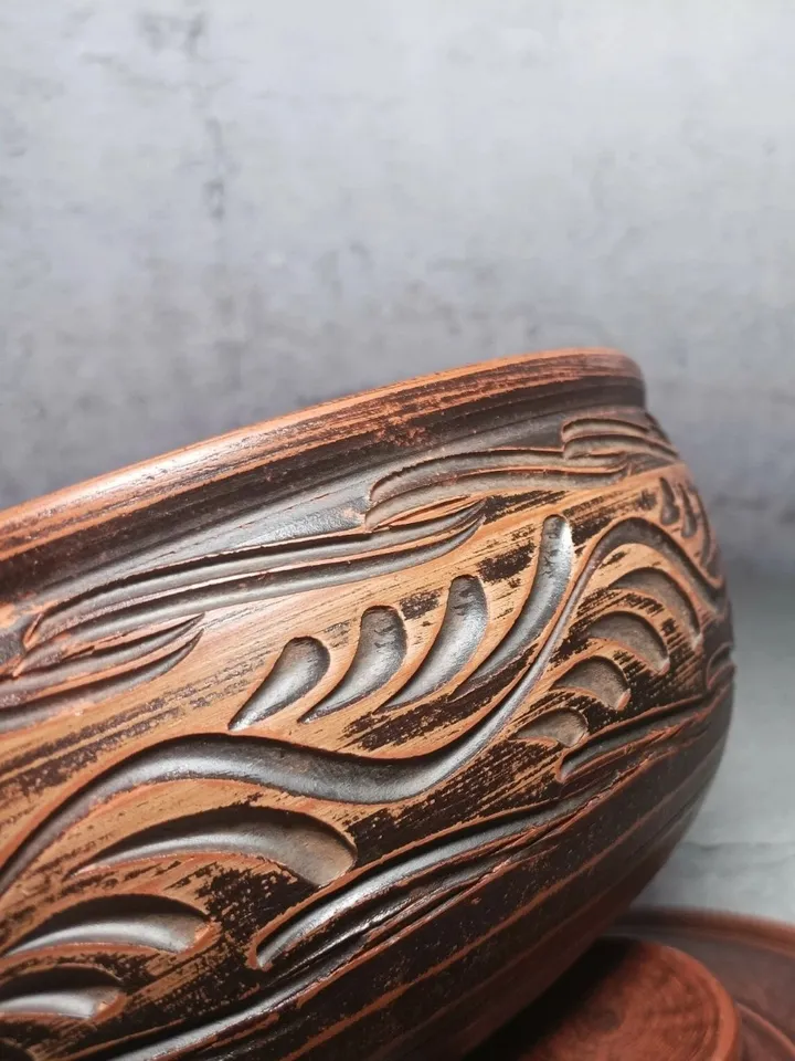 Pottery casserole 84.53 fl.oz Handmade from red clay, carved pattern