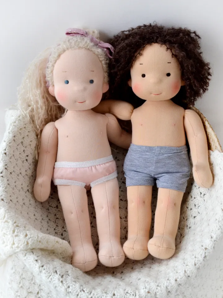 DIY clothes set for a Waldorf doll 11 inch (28 cm) tall. PDF sewing patterns and tutorials.