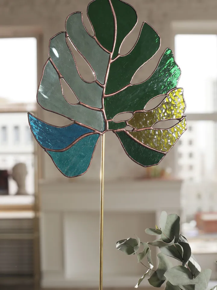 Monstera Leaf on a Brass and Cast Stone Stand, Stained Glass Leaf, Decorative Glass Plant, Tiffany Style Leaf, Monstera Glass Art, Green Glass Leaf, Monstera on a Stand