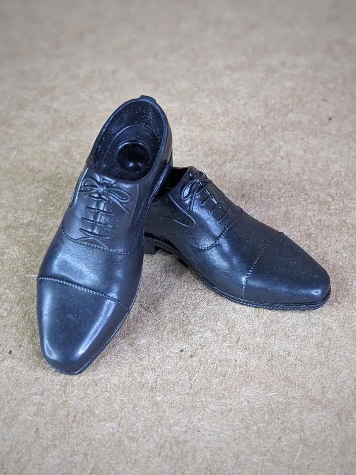 Classic black solid shoes with a connector system for 1/6 scale male action figure dolls