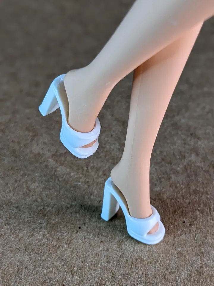 White slippers with wide heels for 1/6 scale female dolls