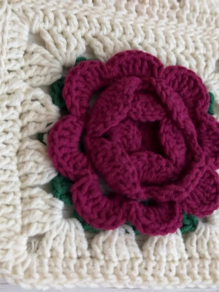 Crochet pattern granny square PDF digital instant download and video tutorial, free pattern, granny square with flower, motifs