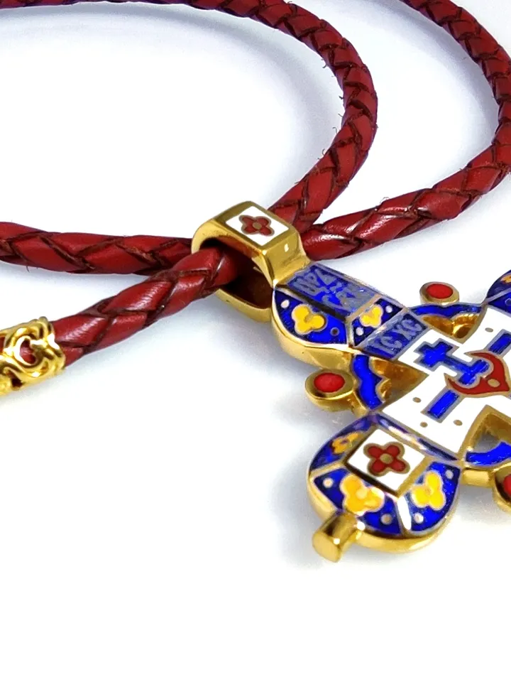 A magnificent set of a cross and chain