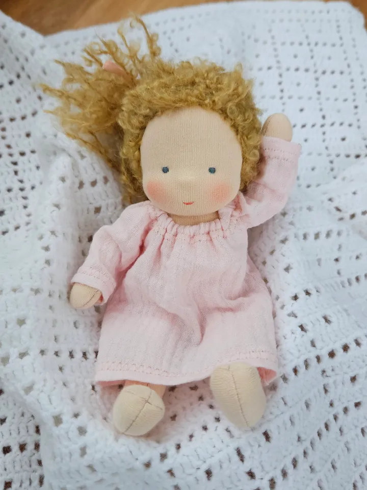 DIY clothes set for a Waldorf doll 7 inch (18 cm) tall. PDF sewing patterns and tutorials.