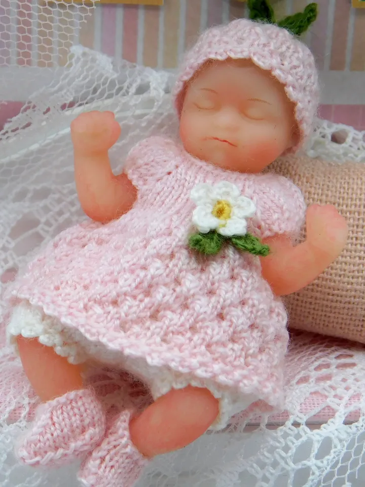 Miniature knitting doll clothes for tiny silicone baby