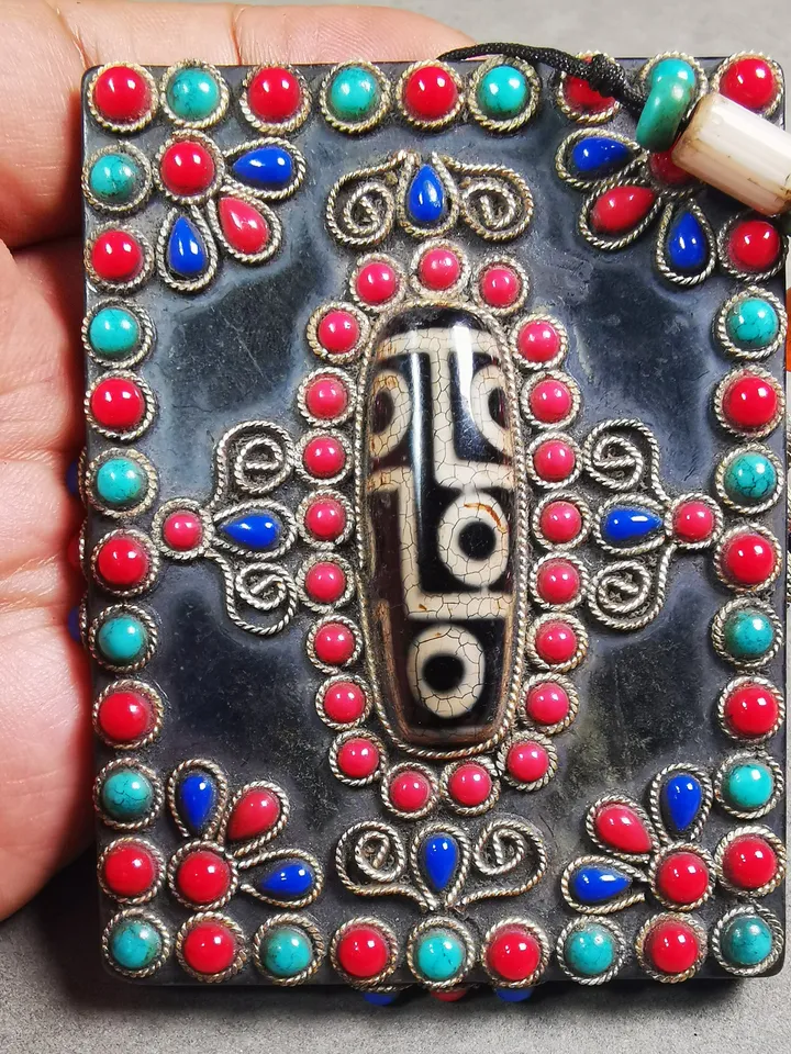 Antique Tibetan Statue - Guru Rinpoche Amulet Badge,Made of Black Jade,Inlaid 9 Eyes Dzi and Agate,85×65mm