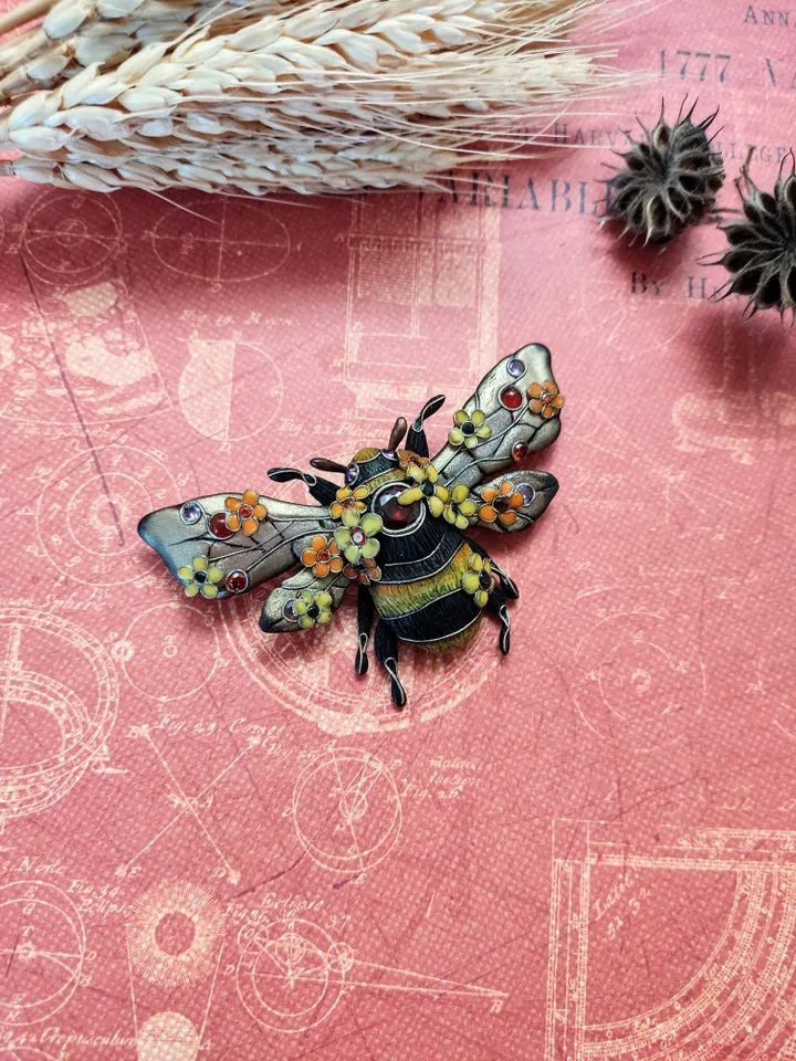 Bumblebee brooch, bee brooch, insect brooch, black and yellow insect jewelry, handmade jewelry