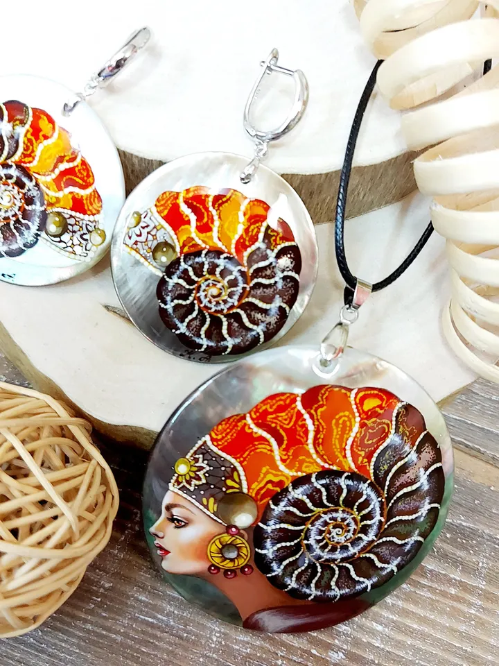Handmade jewelry set: Queen Ammonite the Ocean mistress on pearl necklace and bohemian earrings. Painted lacquer shell for fantasy lover