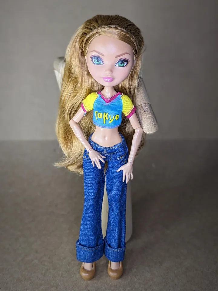 Blue & yellow T-shirt for 10.5-inch female dolls (MH, EAH)