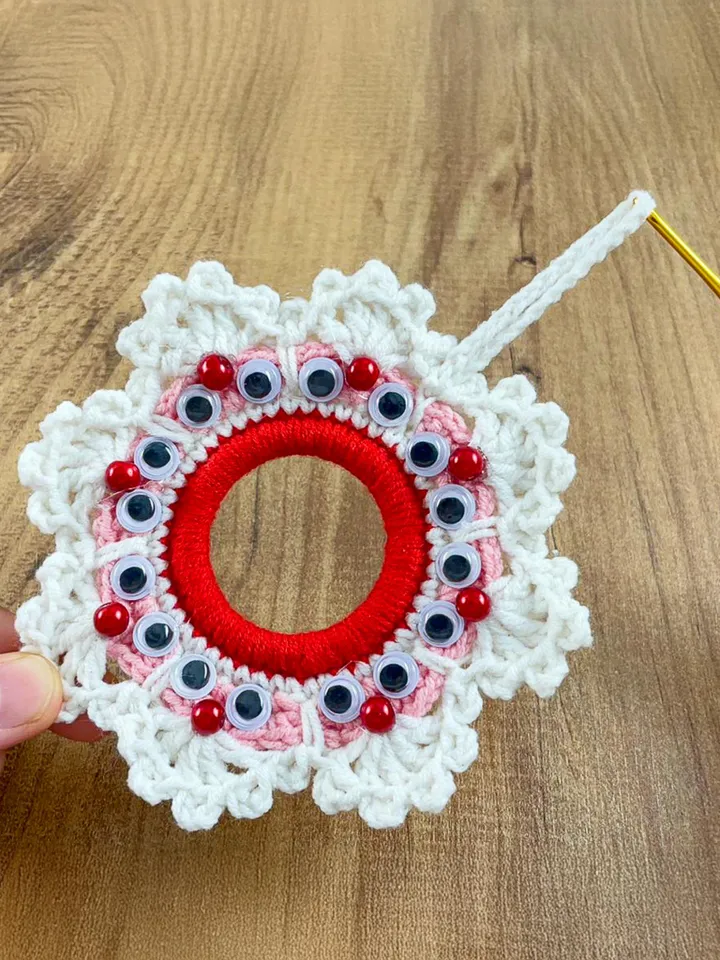 Whimsical Crochet Christmas Wreath Pattern, Fun and Festive Ornament Design, Googly Eye Decor Pattern, Easy DIY Ornament for Christmas Gift