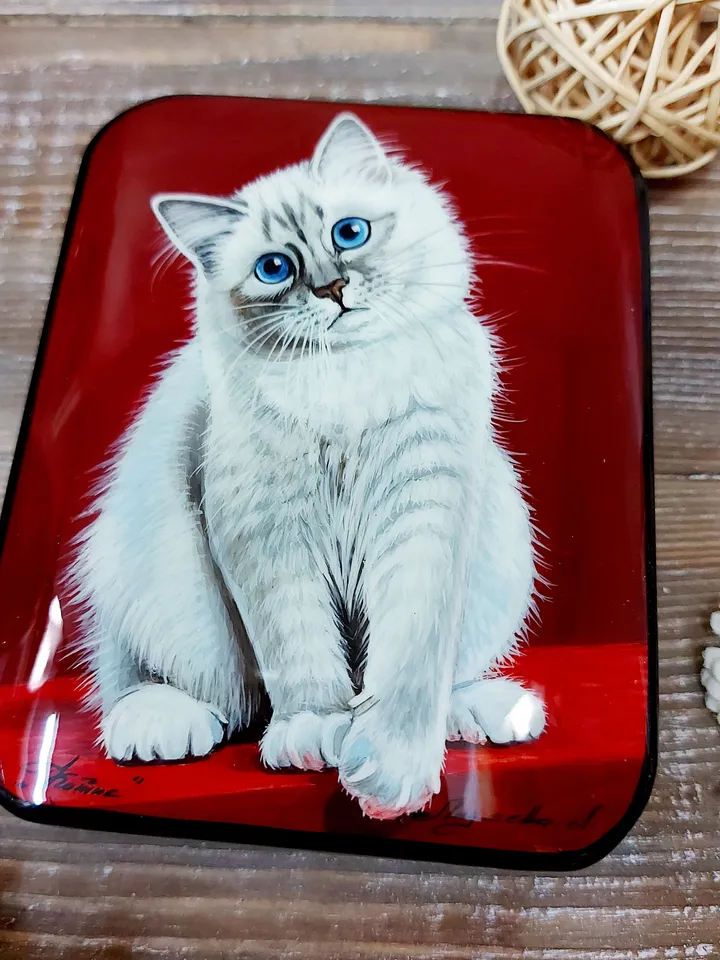 Beautiful Russian Lacquer Box"White cat " Hand painted miniature painting jewelry box Mother of pearl Papier mache Art gift Fedoskino