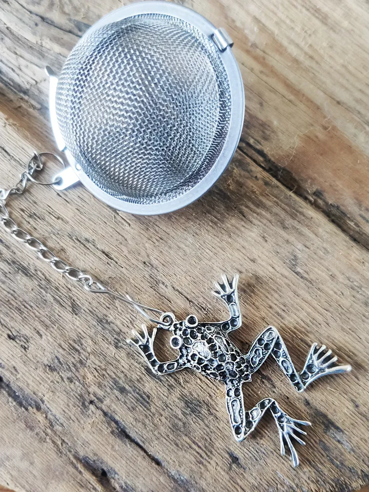 Frog tea ball infuser for herbal tea, Goblincore Tea infuser for tea lovers, Tea Strainer for loose leaf tea
