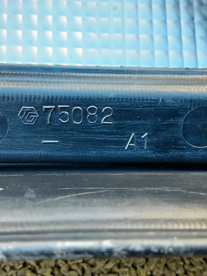 Toyota Tercel 1992-94 EL40 EL41 Tail center Garnish Oem Jdm used