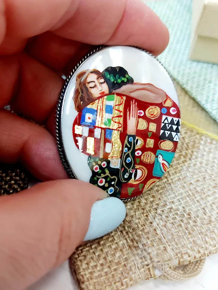 Brooches for women: The Embrace by Gustav Klimt on pearl brooches • Gorgeous brooch for lovers • Love & feelings • Painted lacquer pin
