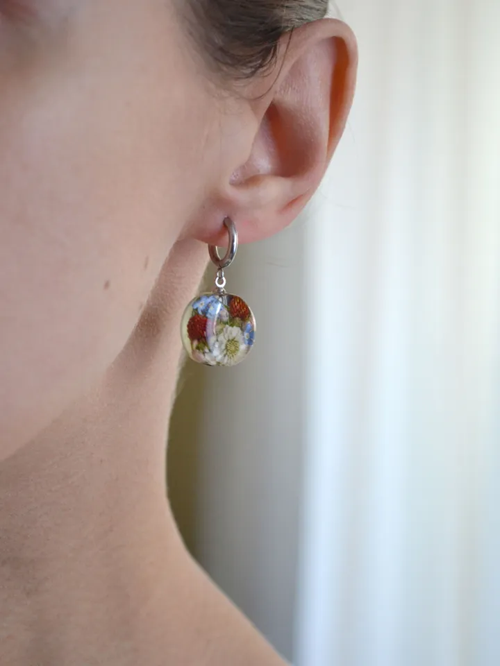 Earrings with strawberry in resin. Real pressed flower earrings. Earrings with strawberry.