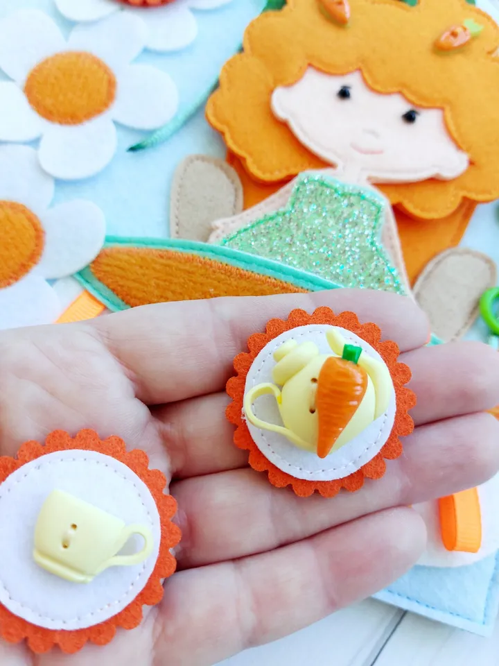 Carrot Dollhouse Felt Dollhouse Kids Dollhouse with Clothes and Food Set Portable Fabric Doll Room