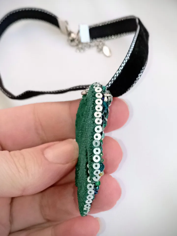 Handmade embroidered crystal monstera albo leaf necklace choker, little emerald monstera leaf pendant, monstera jewelry