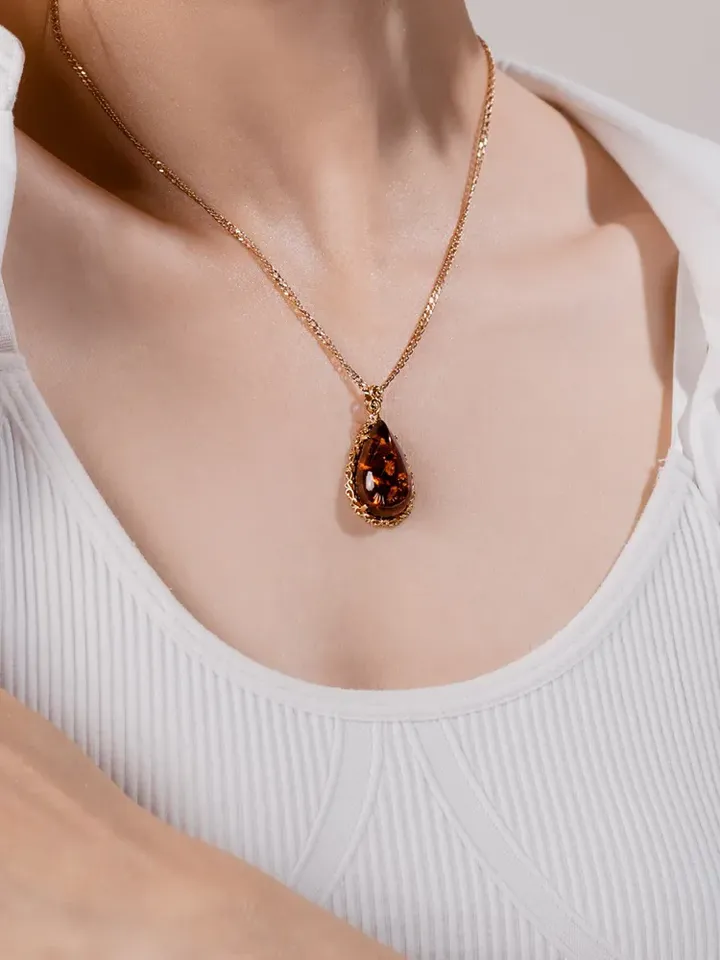 Jewelry pendant with natural Baltic amber made of 925 silver