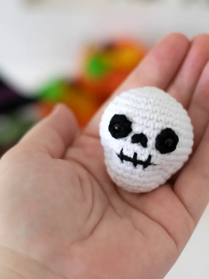 Knitted stuffed skull, handmade miniature monster toy, skeleton toy, Halloween sign, Halloween party, graveyard decor