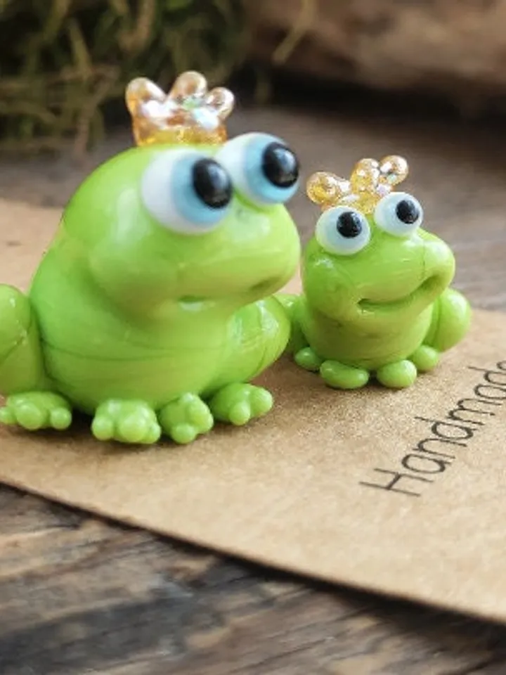 Frog figurines Frog gifts Glass frog Miniature frog Frog decor Glass frog Glass figurines Tiny glass animals Blown glass art Terrarium