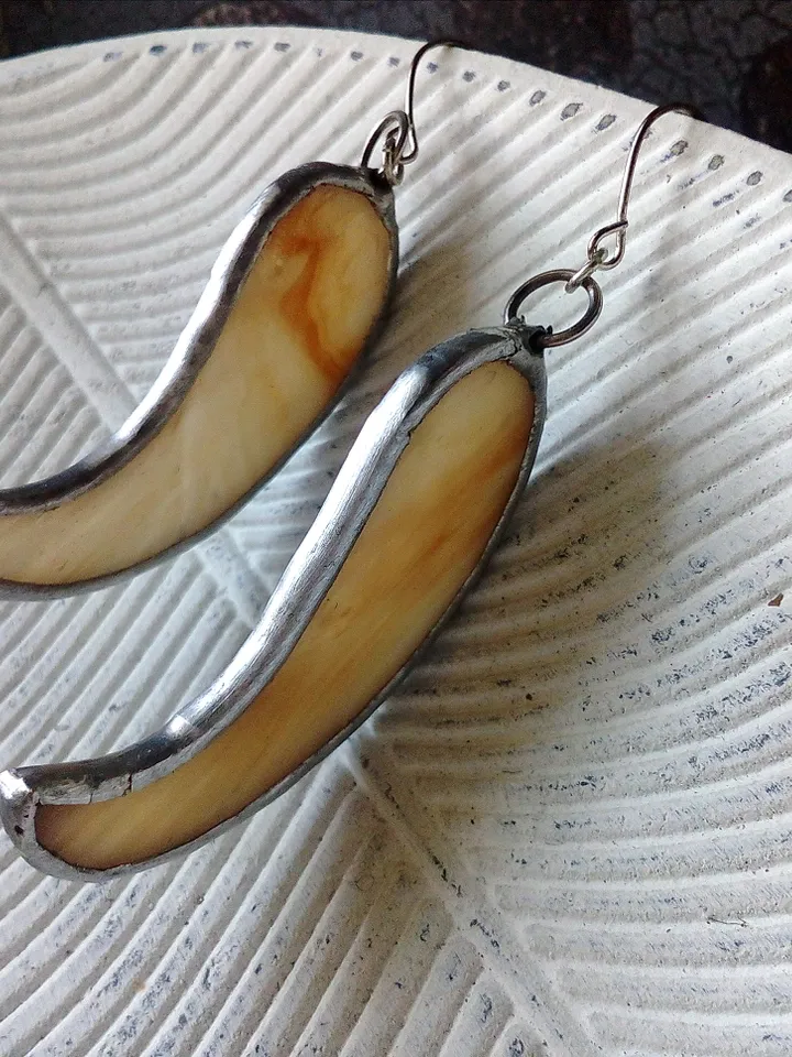 Beige wavy earring, glass earrings, simple stained glass, curle earrings, kawaii earrings, Dangle earrings