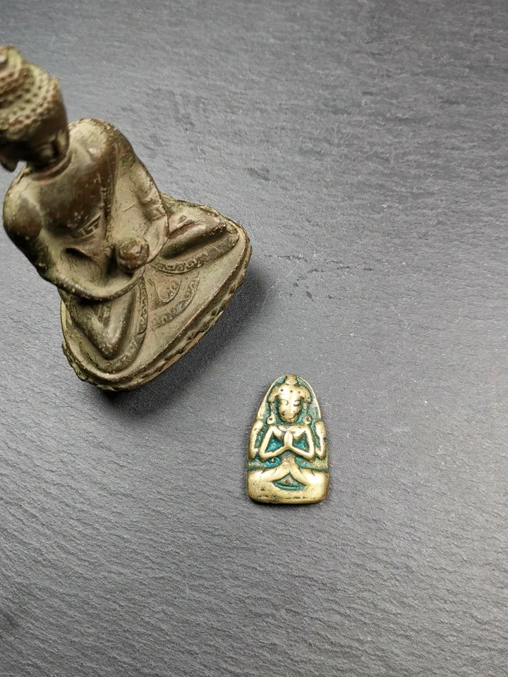Gandhanra Antique Tibetan Buddhist Amulet, Chenrezig Pendant Badge,32 × 20mm