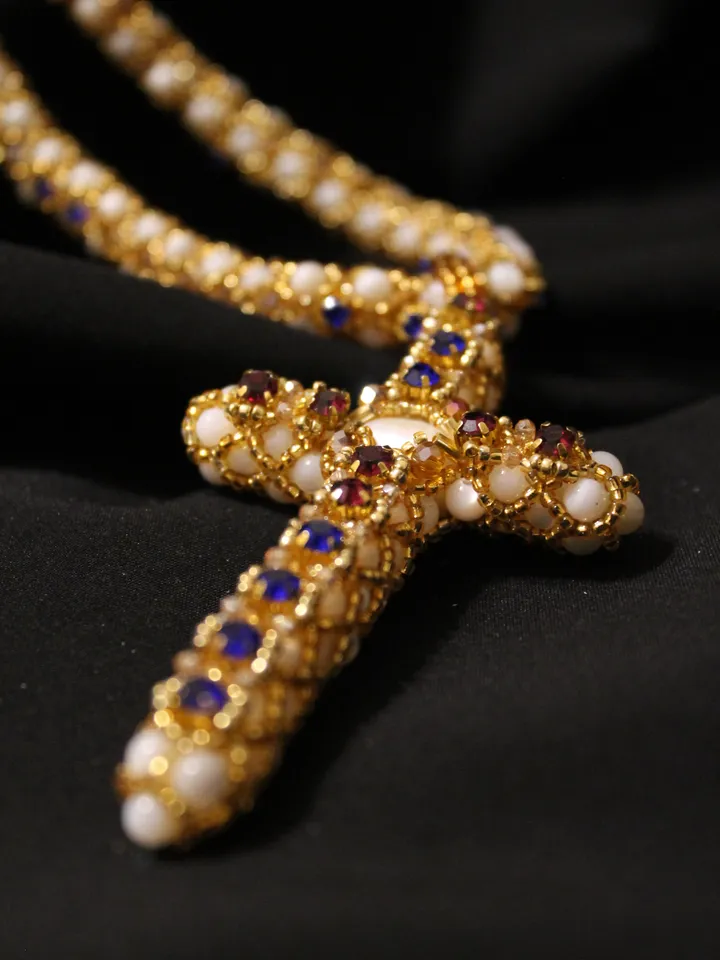 Pendant in the form of a cross woven pearls, mother-of-pearl and beads