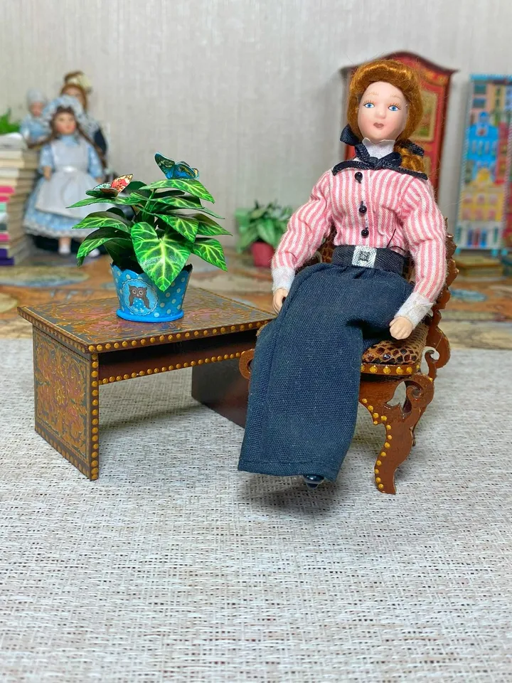 Coffee table for a dollhouse. 1:12. miniature dollhouse.