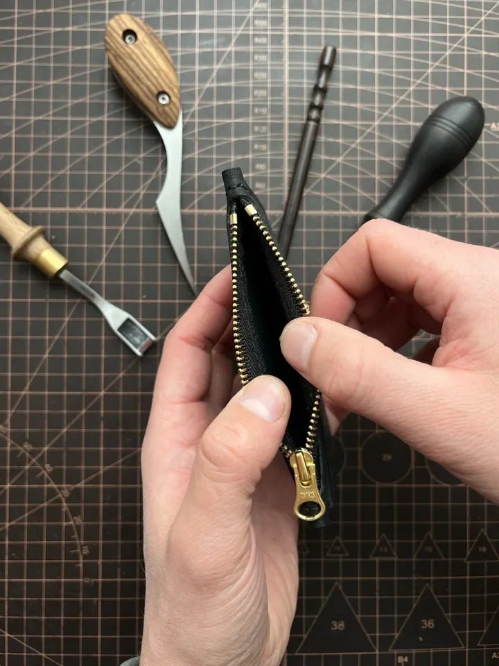 Pattern of Zipper card leather wallet in PDF format with a step of 4 mm.