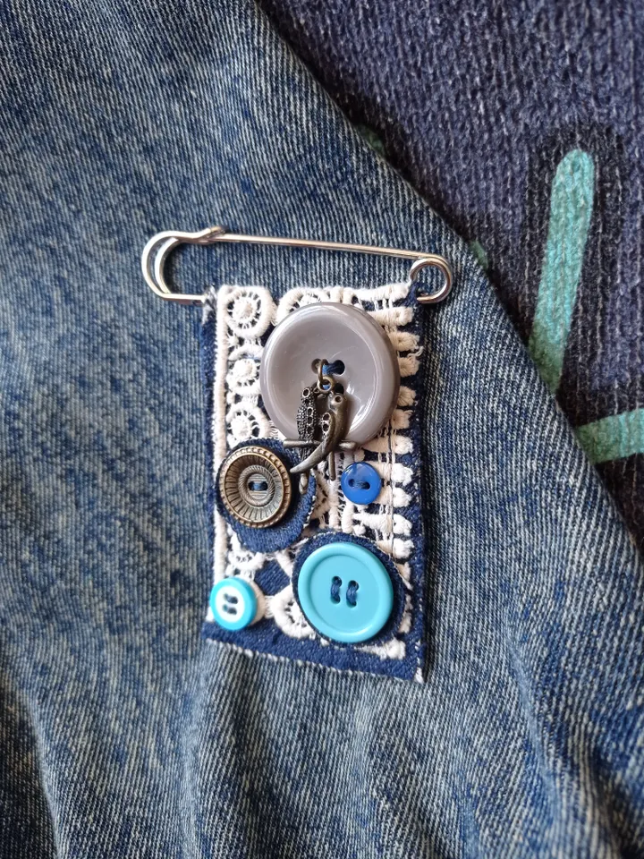Denim brooch kilt pin "Birds"