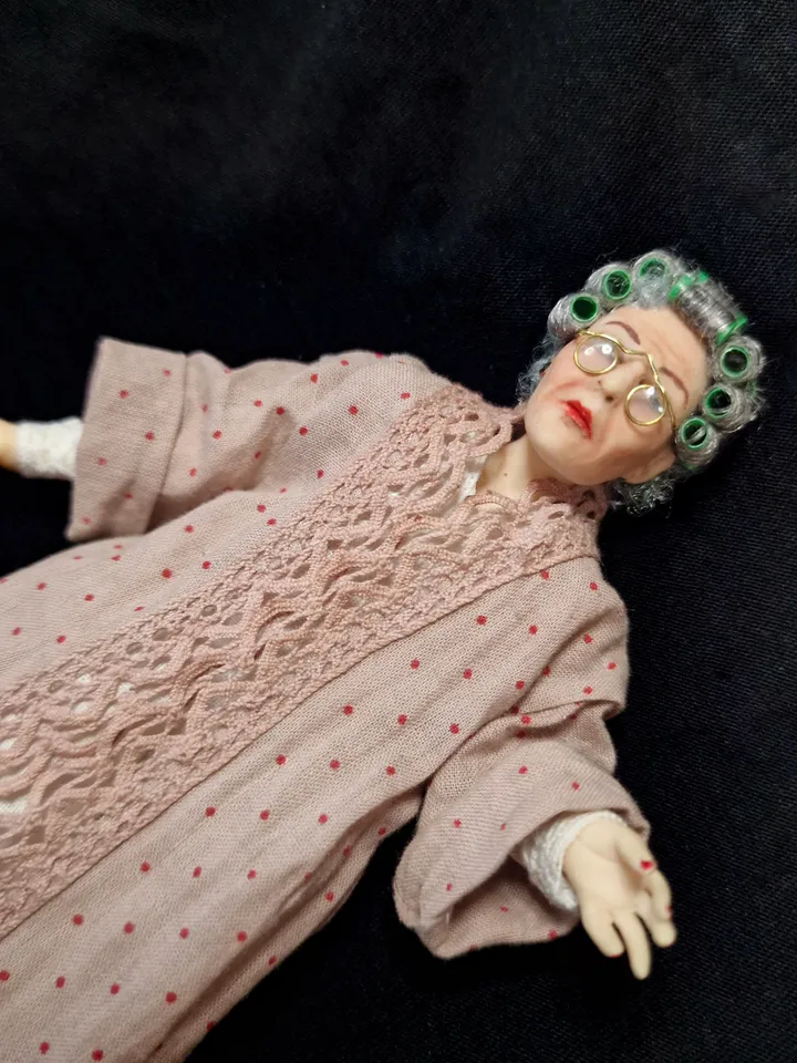 Miniature doll in 1/12 scale for the dollhouse. Size: 5,7 " ( 14,5 cm)