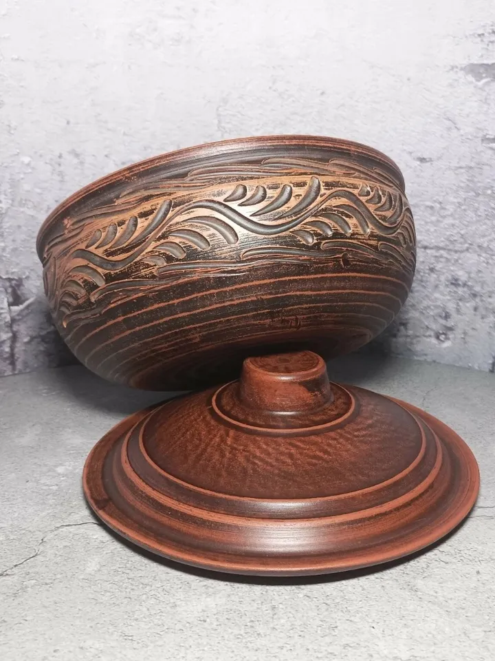 Pottery casserole 84.53 fl.oz Handmade from red clay, carved pattern