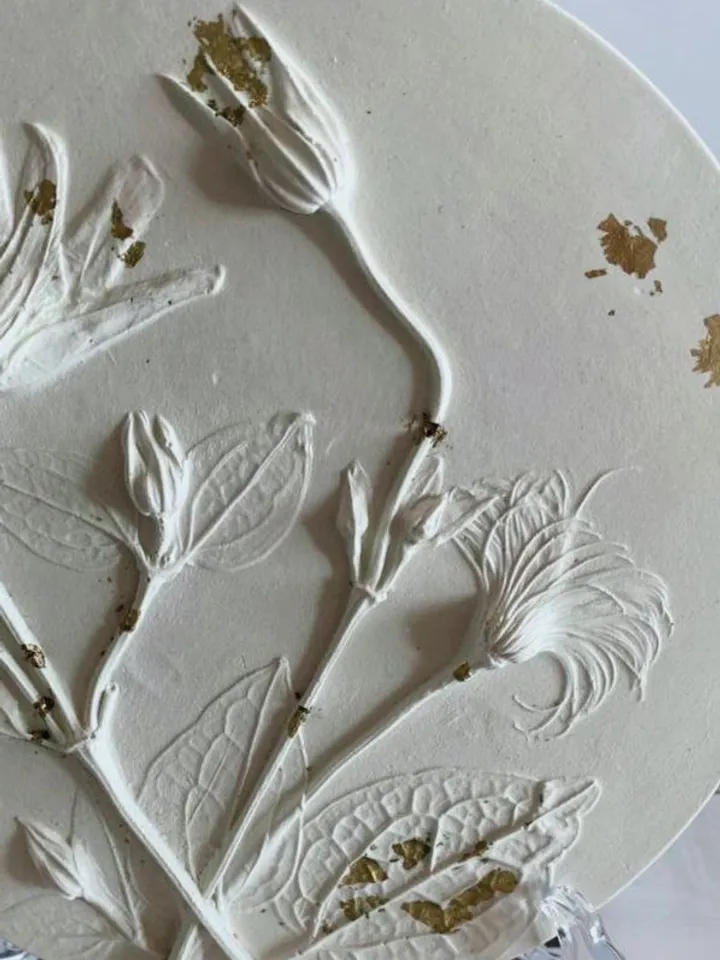 Decorative plate made of plaster
