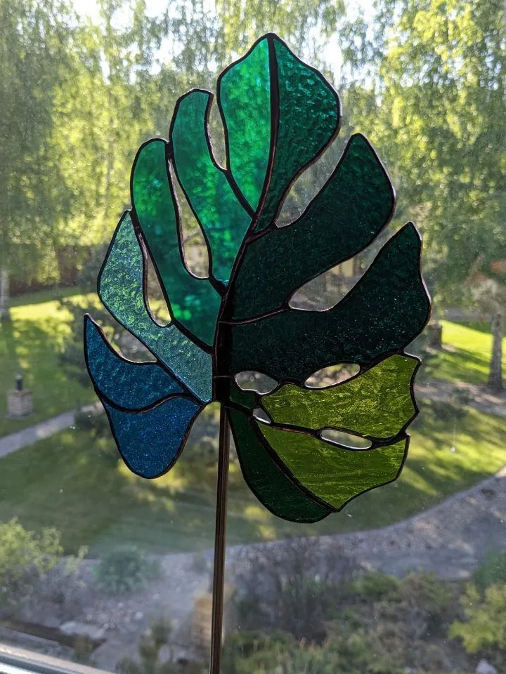 Monstera Leaf on a Brass and Cast Stone Stand, Stained Glass Leaf, Decorative Glass Plant, Tiffany Style Leaf, Monstera Glass Art, Green Glass Leaf, Monstera on a Stand