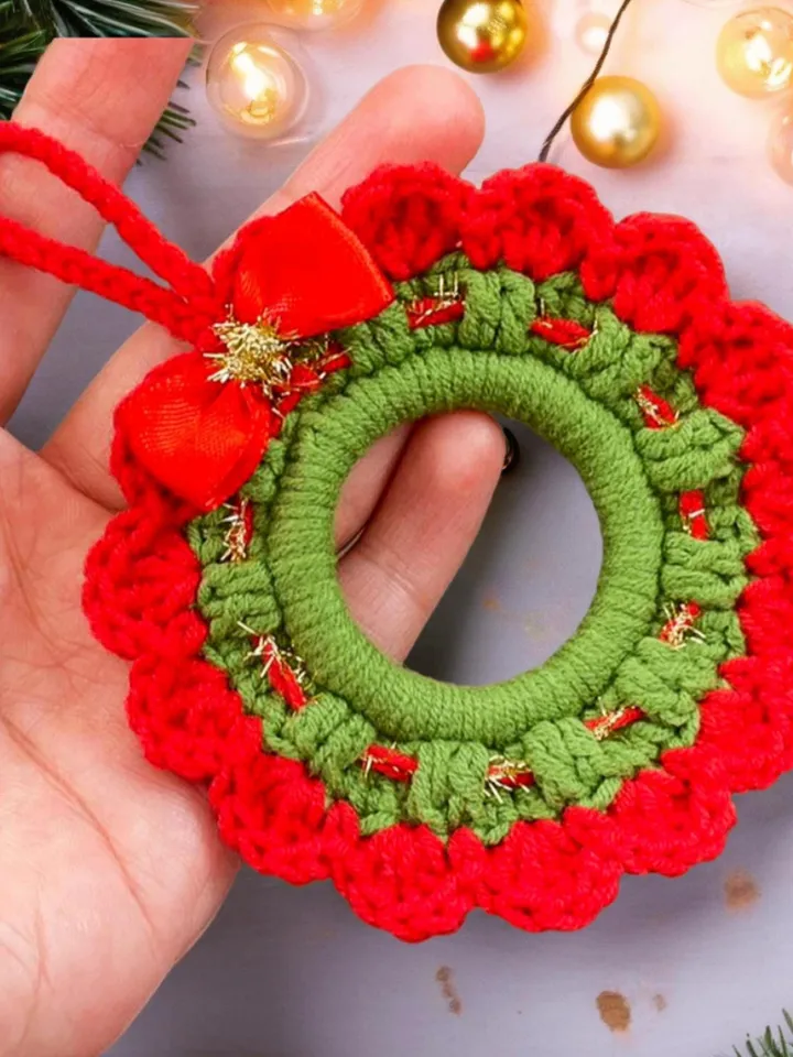 Christmas Crochet Wreath Ornament PDF Pattern – Easy DIY Holiday Decoration, Red & White Crochet Wreath with Pearls and Bow