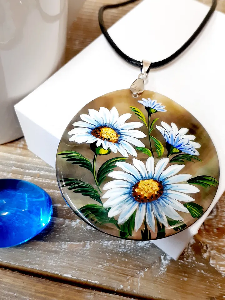 Daisy Dreams: Detail Hand-Painted Mother-of-Pearl Pendant - Captivating Beauty in Nacre and Elegant Petals, Floral Symbolic of Love and Hope