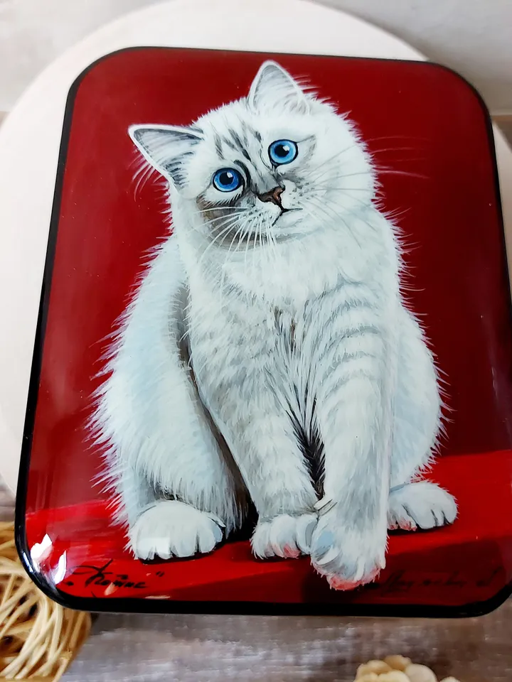 Beautiful Russian Lacquer Box"White cat " Hand painted miniature painting jewelry box Mother of pearl Papier mache Art gift Fedoskino
