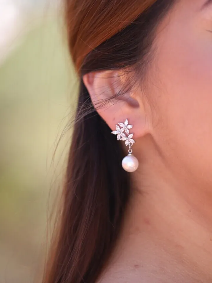Swarovski Crystal Flowers Wedding Earrings, Floral Statement Bridal Earrings, Minimalist Pearl Wedding Jewelry, Bridesmaid Gift, Jewellery
