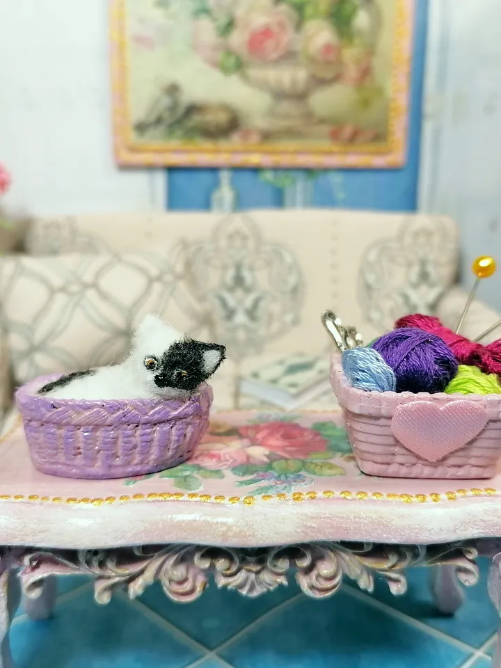 Cat. Cat in a basket dollhouse miniature. Scale 1:12. Puppet miniature.