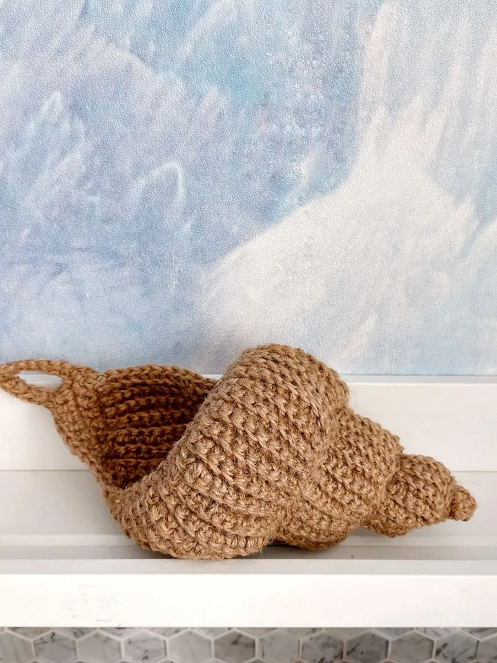 A hanging basket in the shape of a sea shell.
Handmade crocheted seashell made of jute.
Eco-friendly decor in a nautical style. Use the basket as a cachepot for small flowers, organizer for cosmetics, for combs and other items.