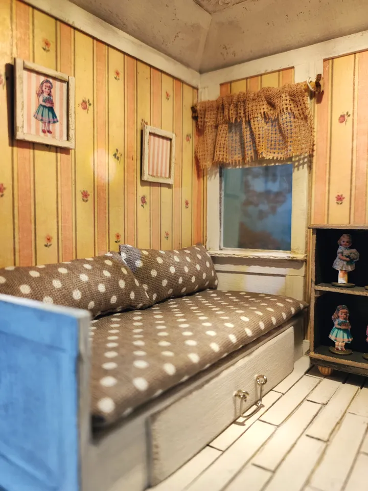 Miniature Roombox for Dolls Little Collector's Dollhouse 1/18 scale