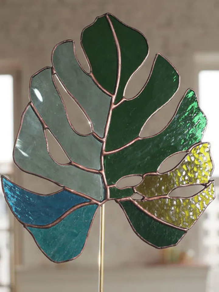 Monstera Leaf on a Brass and Cast Stone Stand, Stained Glass Leaf, Decorative Glass Plant, Tiffany Style Leaf, Monstera Glass Art, Green Glass Leaf, Monstera on a Stand