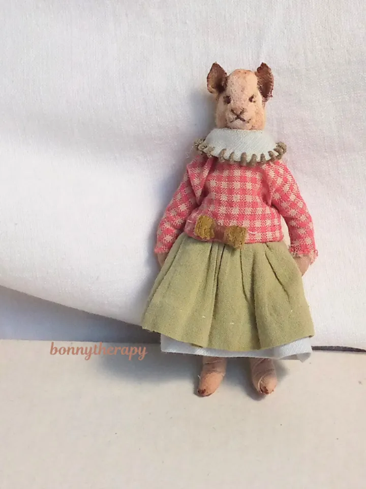 Miniature pussy cat figurine, 8.5 cm (3.2 inches ) high, can be a small gift.