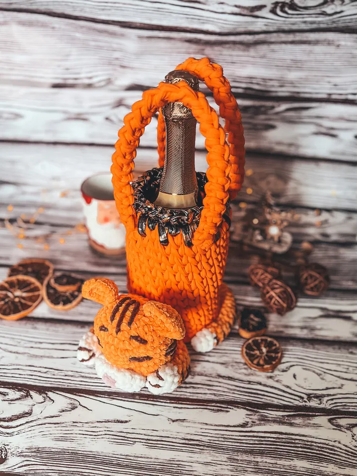 Wine Bottle Holder crochet pattern PDF and video tutorial, basket Tiger cub, crochet carrier, pouch, cover
