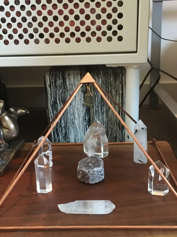 Copper pyramid healing for meditation on the head, reiki healing tool