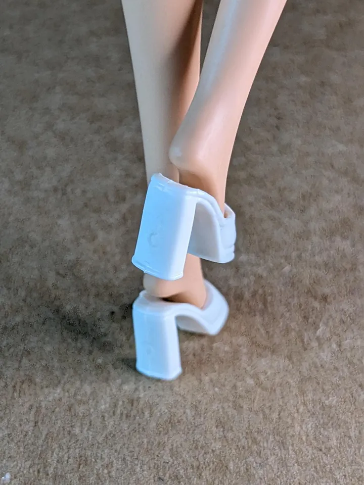 White slippers with wide heels for 1/6 scale female dolls