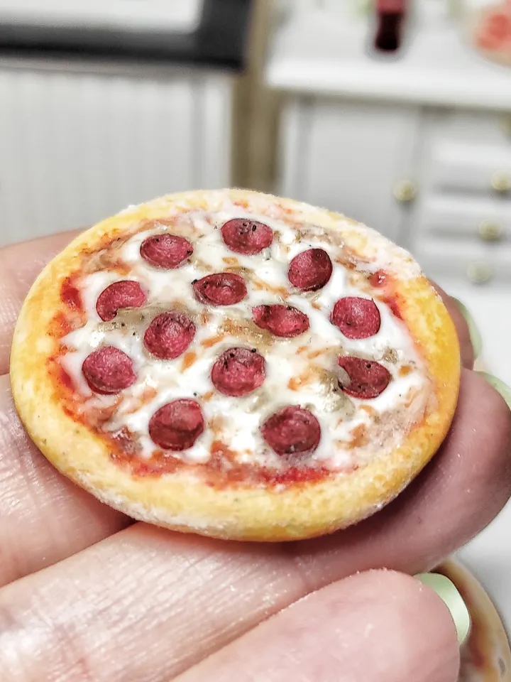 Miniature pizza, fast food for dolls, food size 1 12, scale 1 6, dollhouse miniature, mini food, mini pizza, tiny food