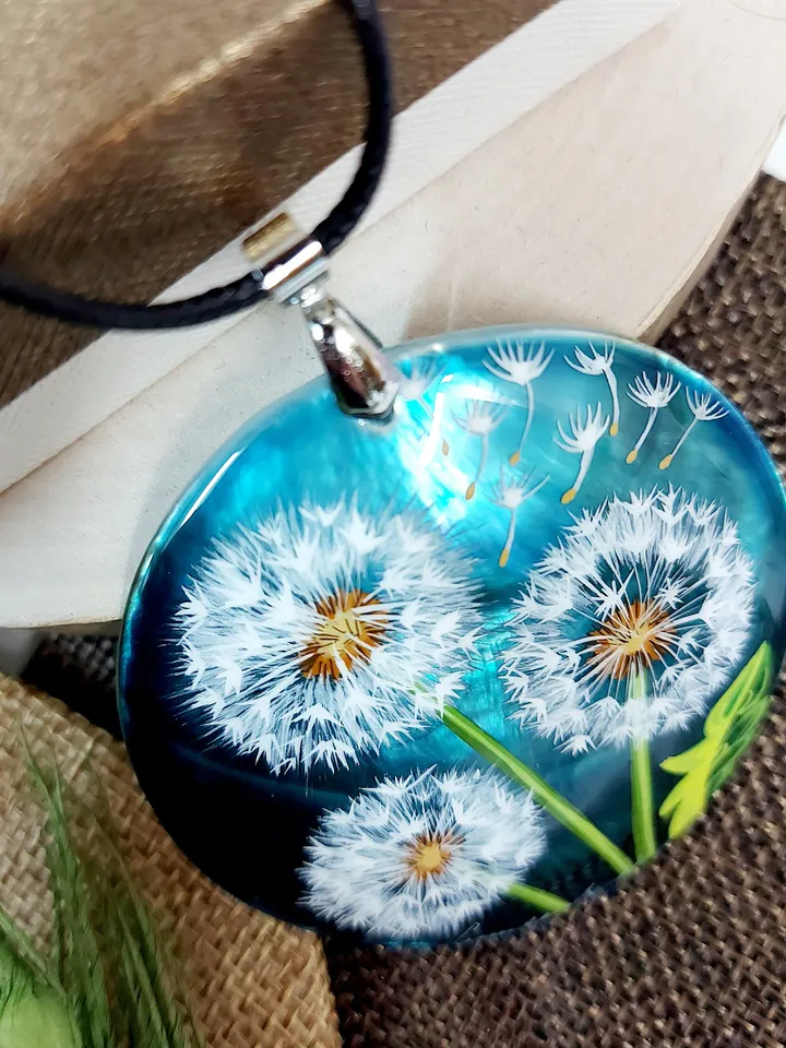 Nature's Delight: Artistic Nacre Pendant - Hand-Painted Three Dandelions on Blue, A Tribute to the Fleeting Beauty and Symbol of Resilience