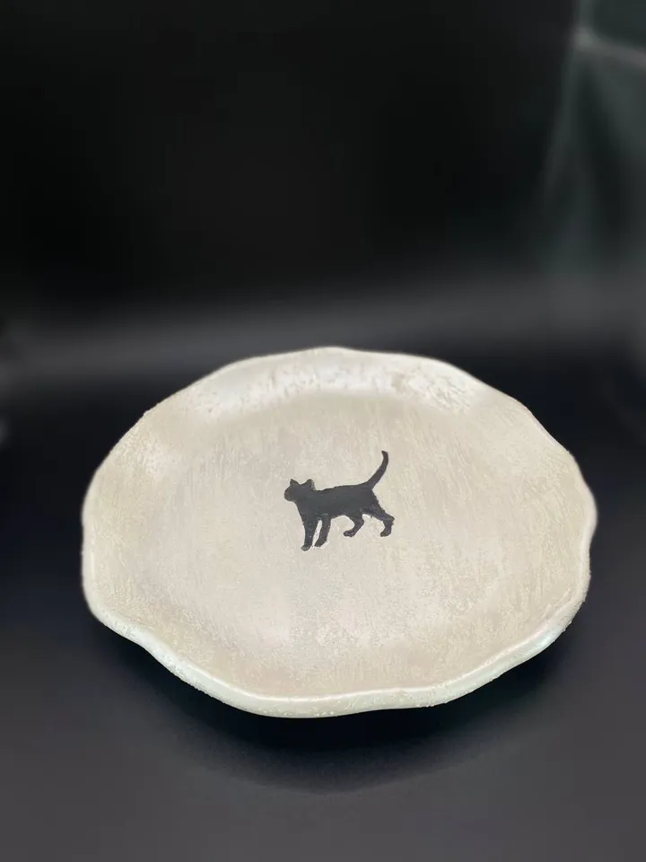 Decorative plate-tray made of plaster with a pattern