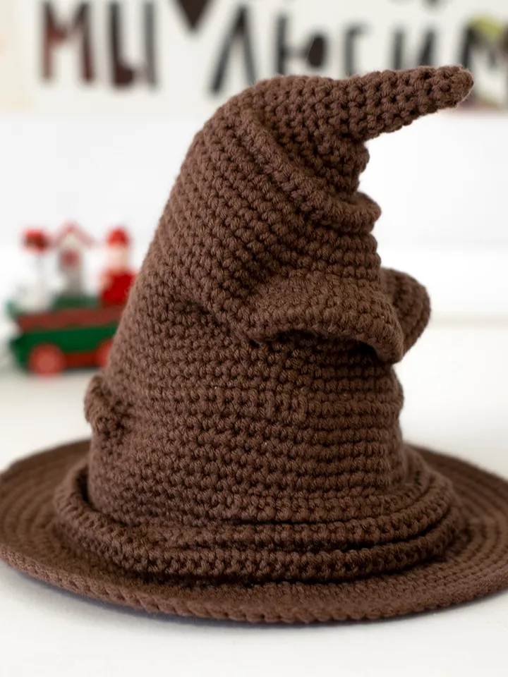 Miniature crocheted realistic sorting hat for dolls and toys for Halloween or Christmas, gift Harry Potter lovers